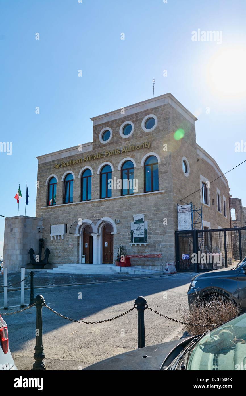 Bari. Italia - 07 aprile 2026: La storica sede dell'Autorità dei porti dell'Adriatico meridionale nell'area portuale con finestre ad arco e facciate in pietra Foto Stock