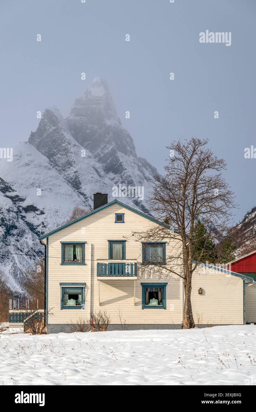 Casa rurale in legno con Monte Otertinden sullo sfondo, Signaldalen, Troms, Norvegia Foto Stock
