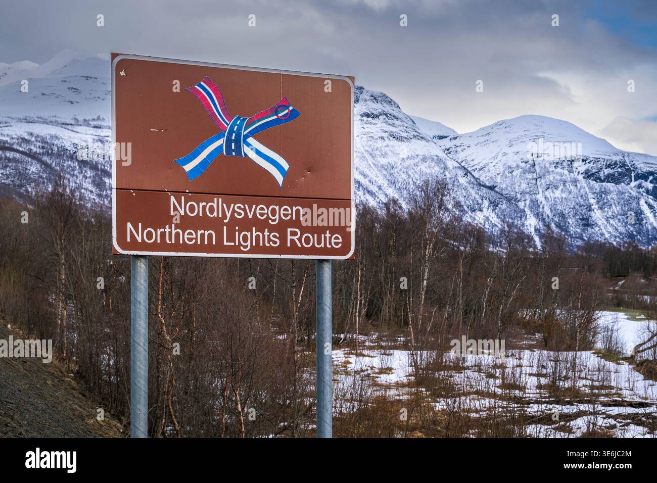 Indicazioni stradali per l'aurora boreale lungo la E6 Route, Lyngenfjord, Troms, Norvegia Foto Stock