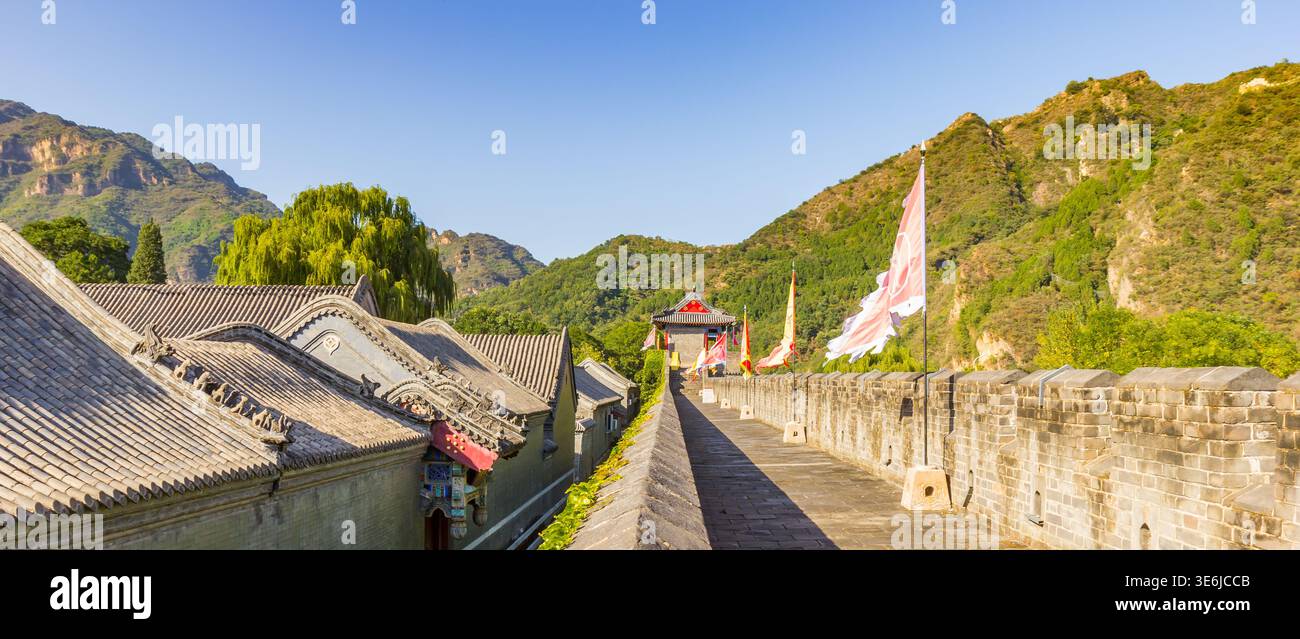 Panorama delle bandiere sulla grande Muraglia Cinese vicino a Huangyaguan, Cina Foto Stock
