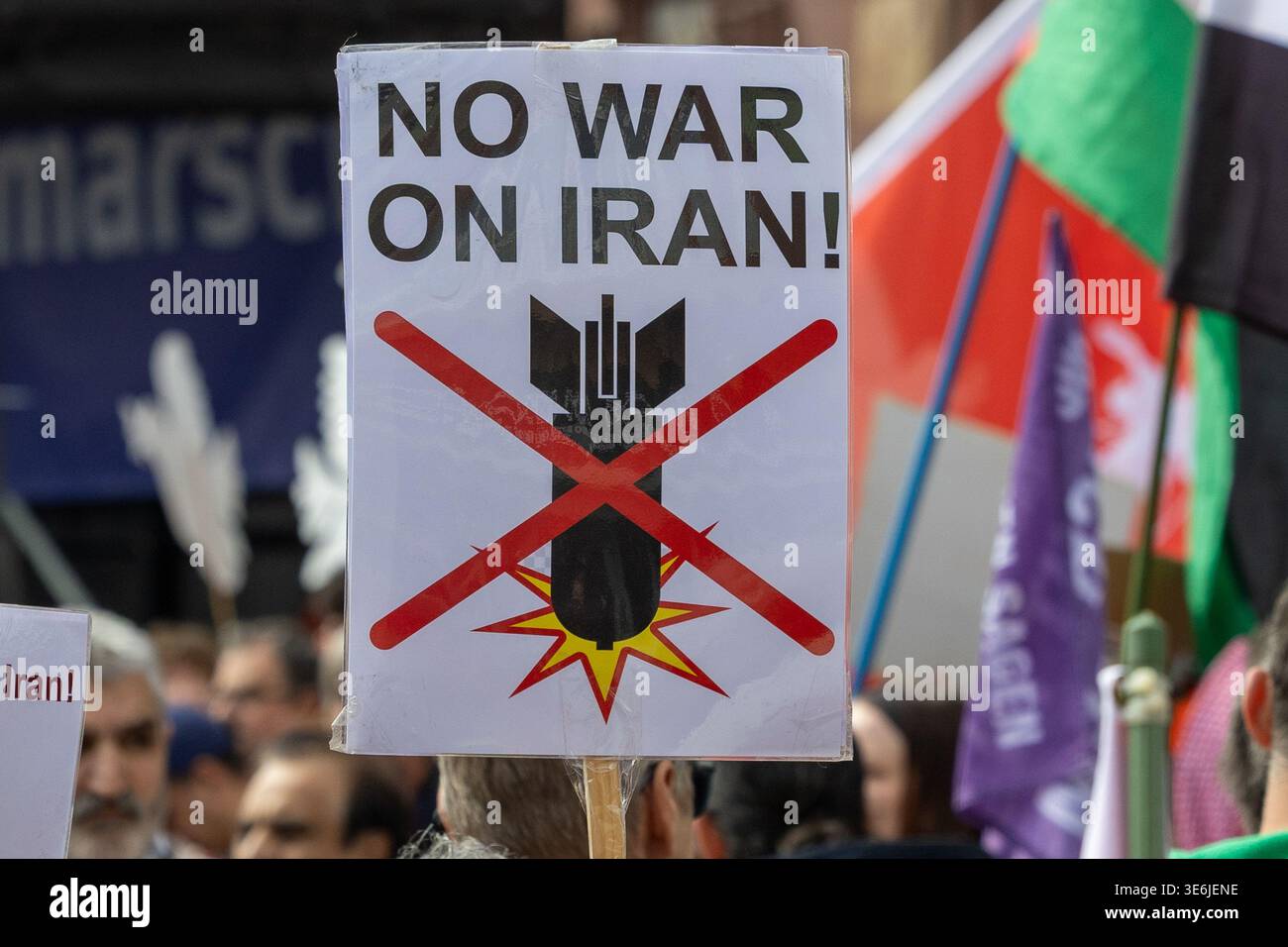 “No War on Iran” firma durante la manifestazione di Pasqua marzo che chiede la pace e contro l’escalation militare. Foto Stock