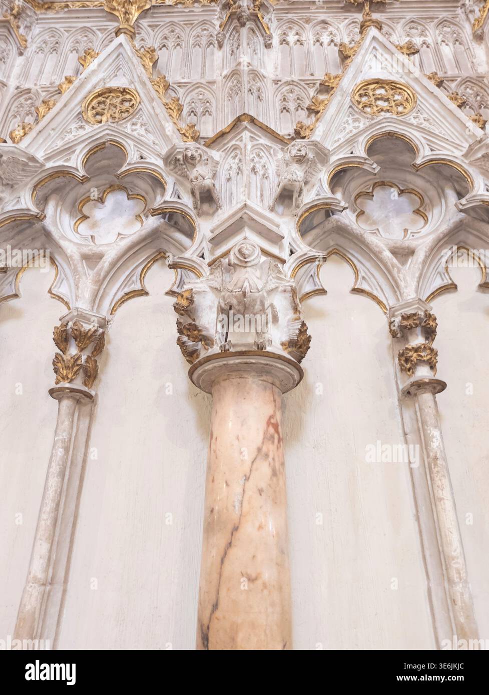 Intricati dettagli architettonici con colonne e intagli, architettura Foto Stock