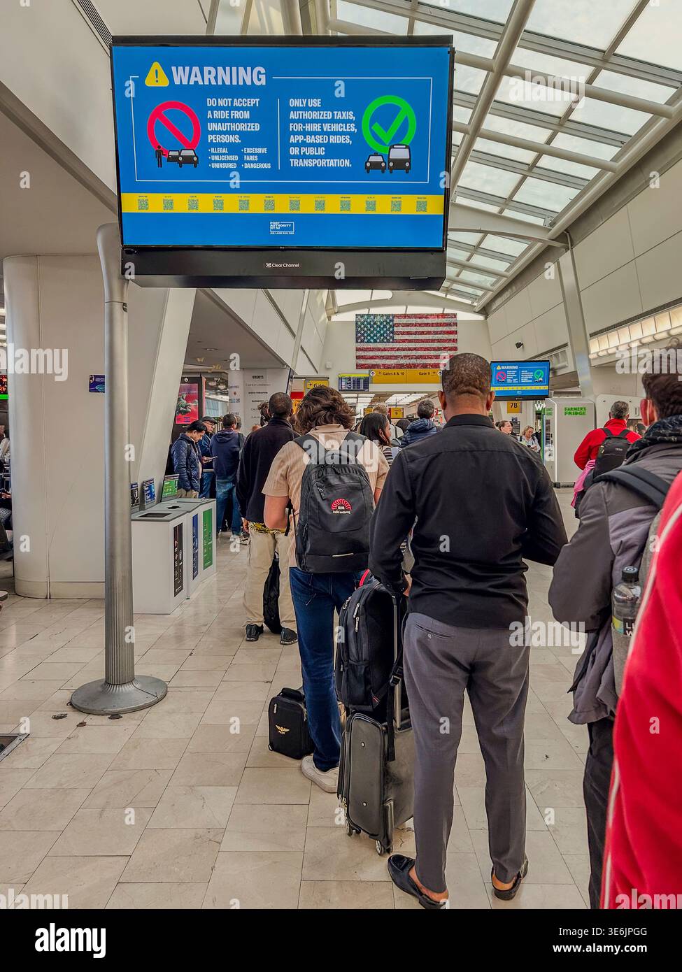 New York NY, Stati Uniti, gente affollata, viaggiatori, in piedi on line, per salire a bordo dell'aereo, vista interna, all'interno dell'aeroporto internazionale John F. Kennedy, indicazioni Foto Stock