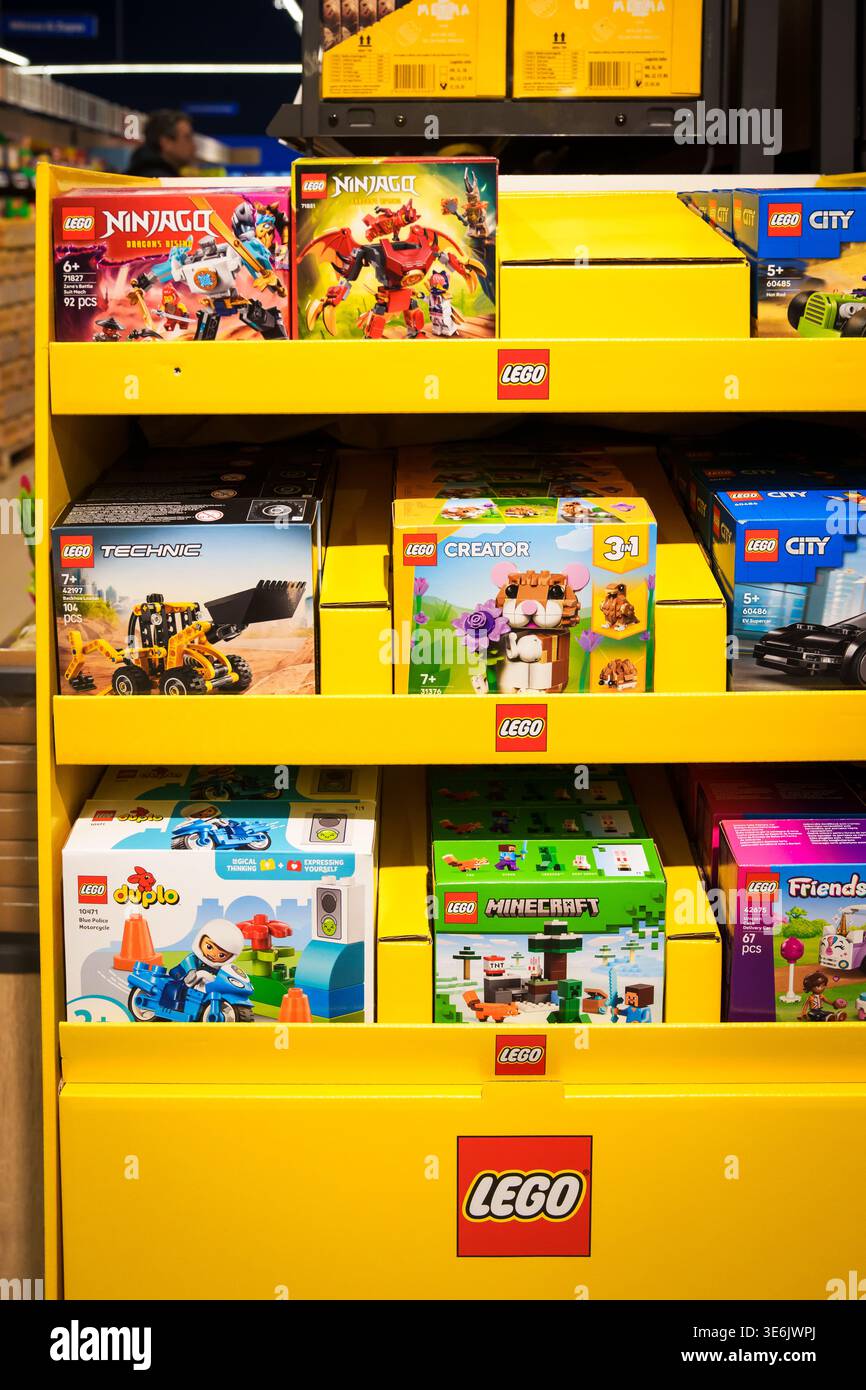 RIGA, LETTONIA. 12 marzo 2026. Scaffali pieni di vari set di edifici LEGO in un negozio di giocattoli: Un'esposizione al dettaglio con LEGO Ninjago, Technic, Creato Foto Stock