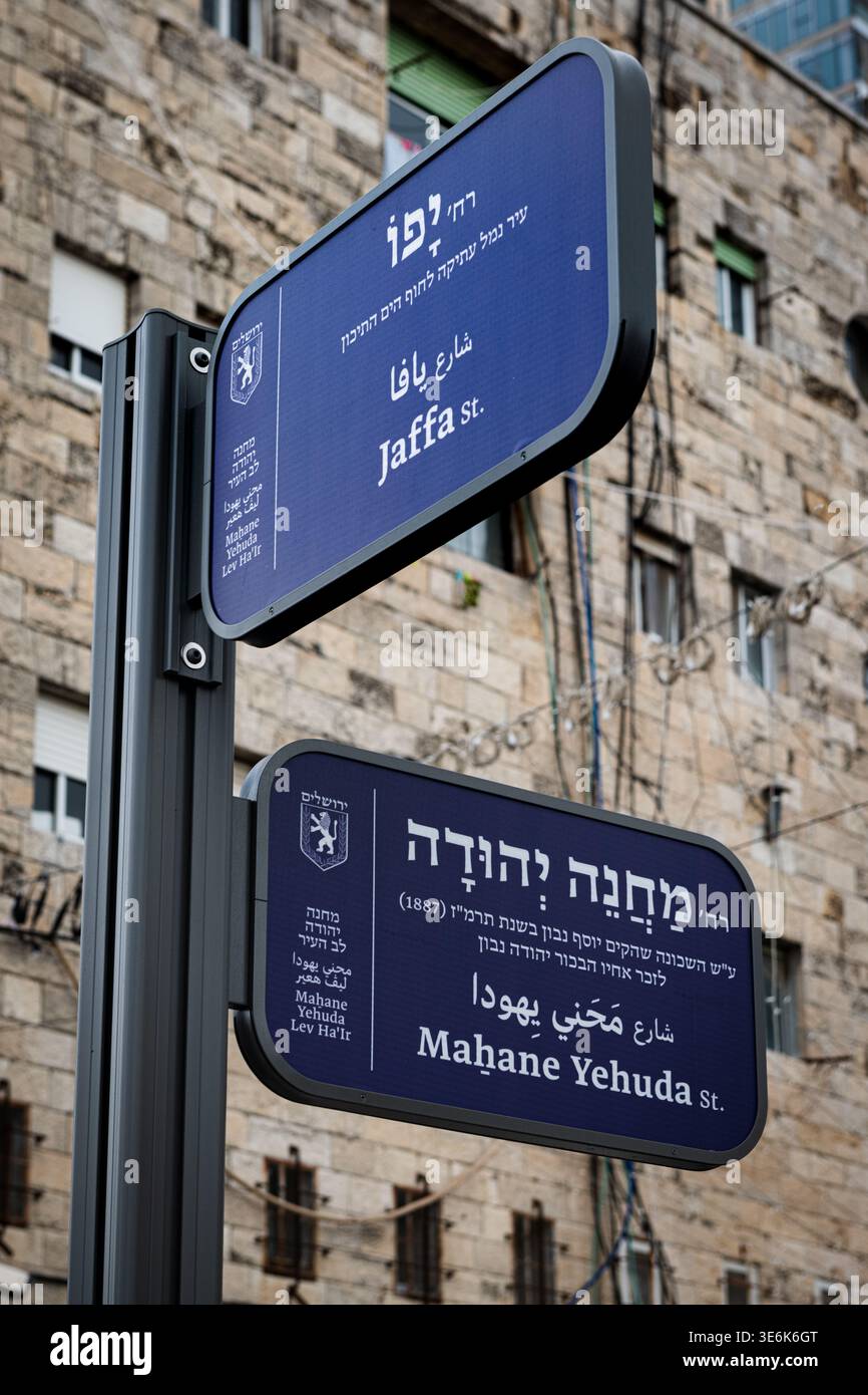 Nuovo cartello stradale blu e bianco in ebraico, arabo e inglese all'incrocio tra Jaffa Road e Mahane Yehuda Street all'ingresso di Israel's Los Angeles Foto Stock
