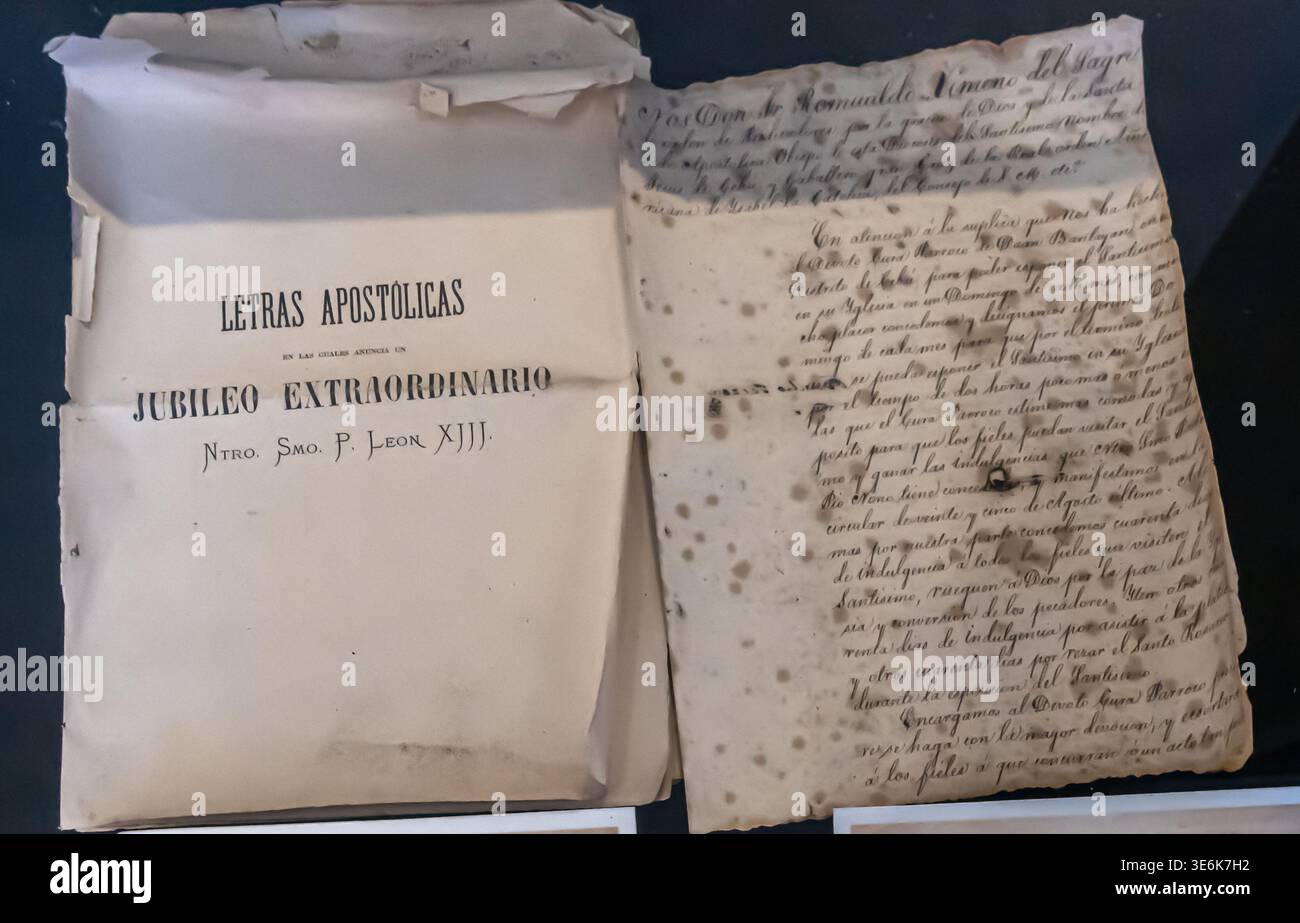 Documenti religiosi storici associati a Papa Leone XIII (regnante 1878-1903):a sinistra: Opuscolo stampato o copertina intitolata "LETRAS APOSTÓLICAS" (lettere Apostoliche) su un "JUBILEO EXTRAORDINARIO" (Giubileo straordinario). Destra: Un manoscritto scritto, una lettera o un decreto, su pergamena invecchiata con scrittura corsiva tipica del XIX secolo. Foto Stock