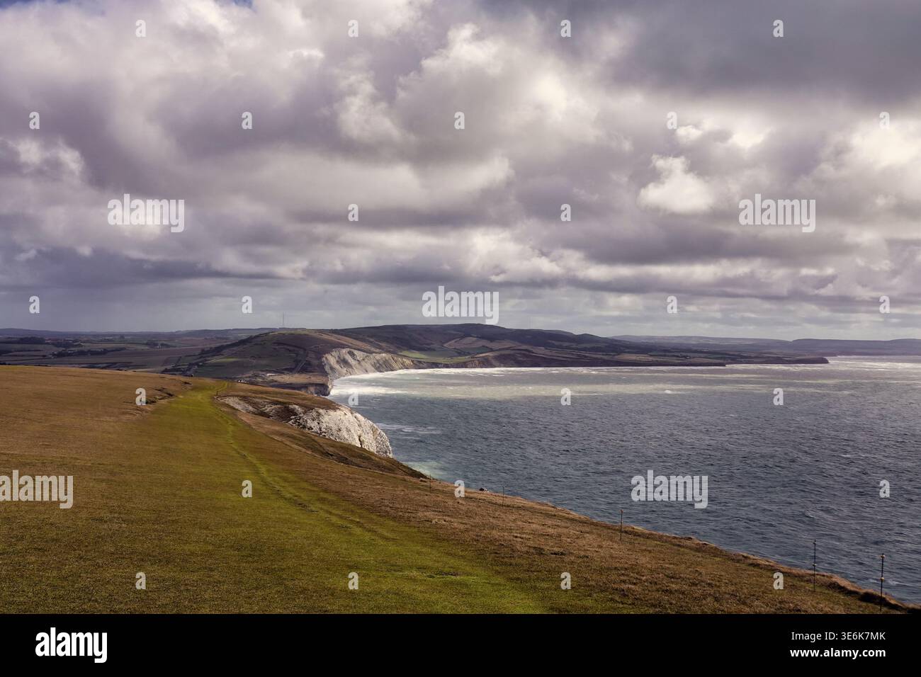 Sulla collina di Tennyson giù guardando verso Freshwater Bay e le scogliere, e il Canale della Manica - Isola di Wight, Inghilterra, Regno Unito Foto Stock