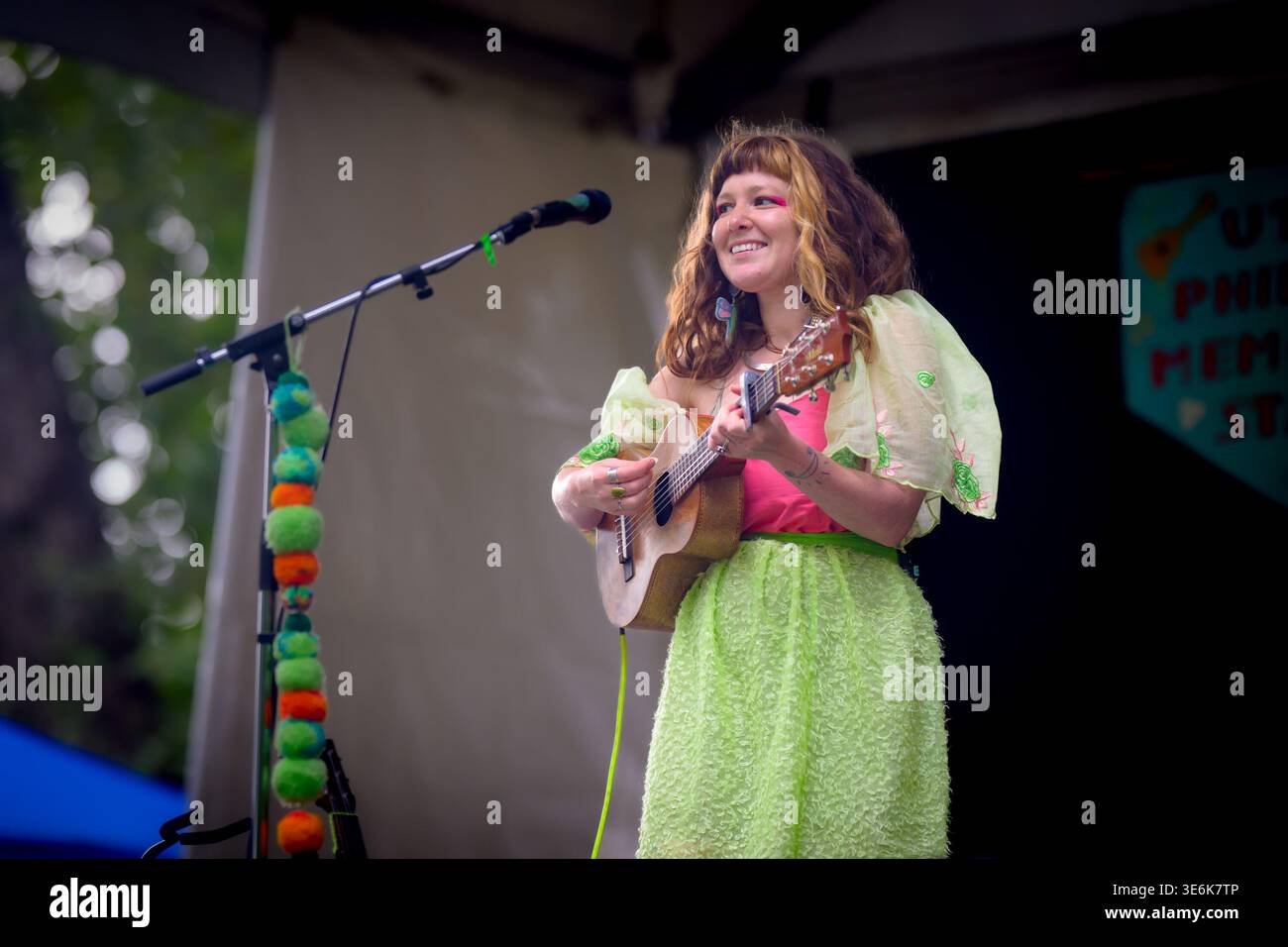 Vibrant, Odanak First-Nation, cantante, Mimi o'Bansawin, Vancouver Folk Music Festival, Vancouver, British Columbia, Canada Foto Stock
