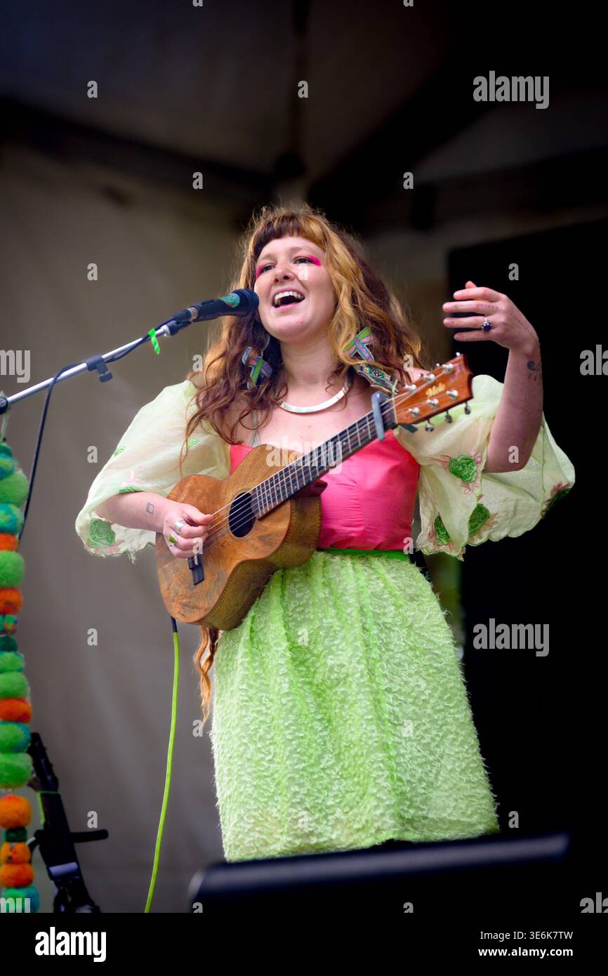 Vibrant, Odanak First-Nation, cantante, Mimi o'Bansawin, Vancouver Folk Music Festival, Vancouver, British Columbia, Canada Foto Stock