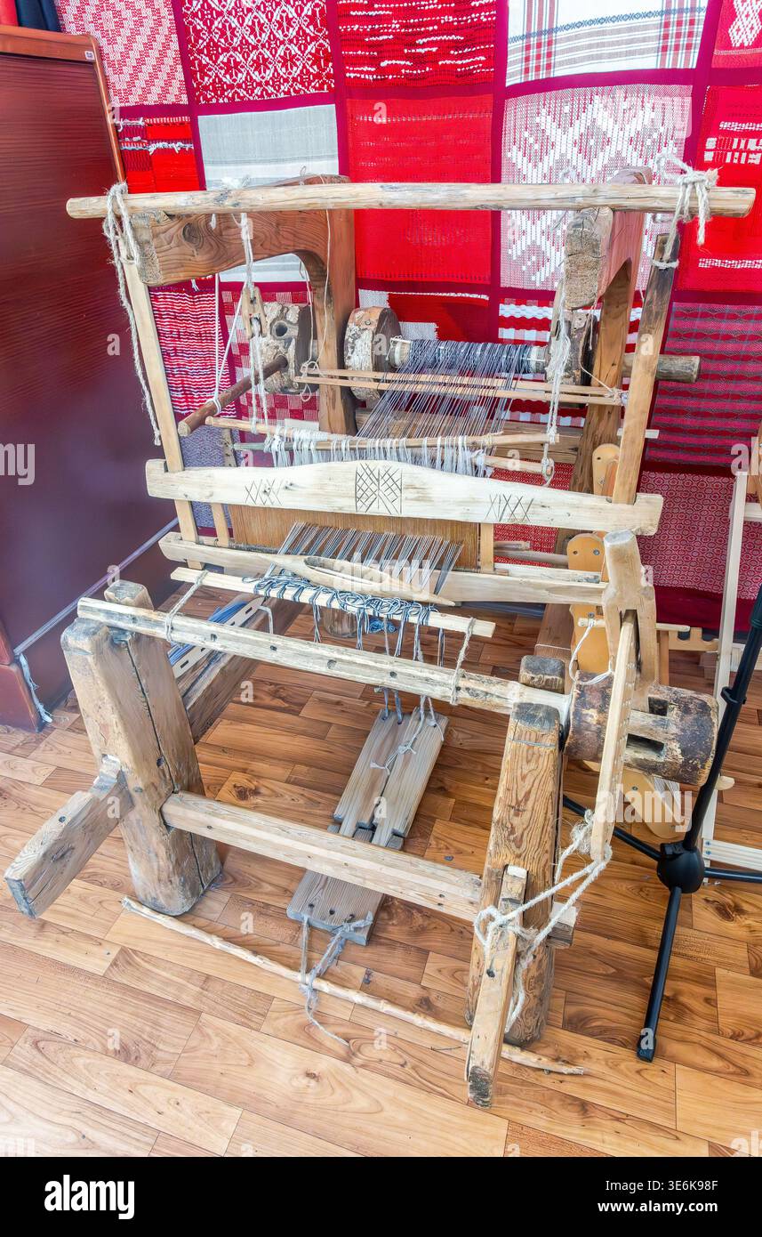 Tessitura di macchine in legno o tessitura domestica per tessere biancheria tradizionale. Telaio per tessitura per la produzione tessile artigianale. Machi vintage per maglieria in legno Foto Stock