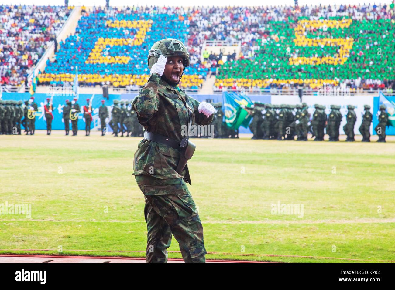 Il soldato della forza di difesa Ruanda saluta durante una parata militare durante il 25° anniversario della Liberazione all'Amahoro Stadium il 4 luglio 2019 Foto Stock