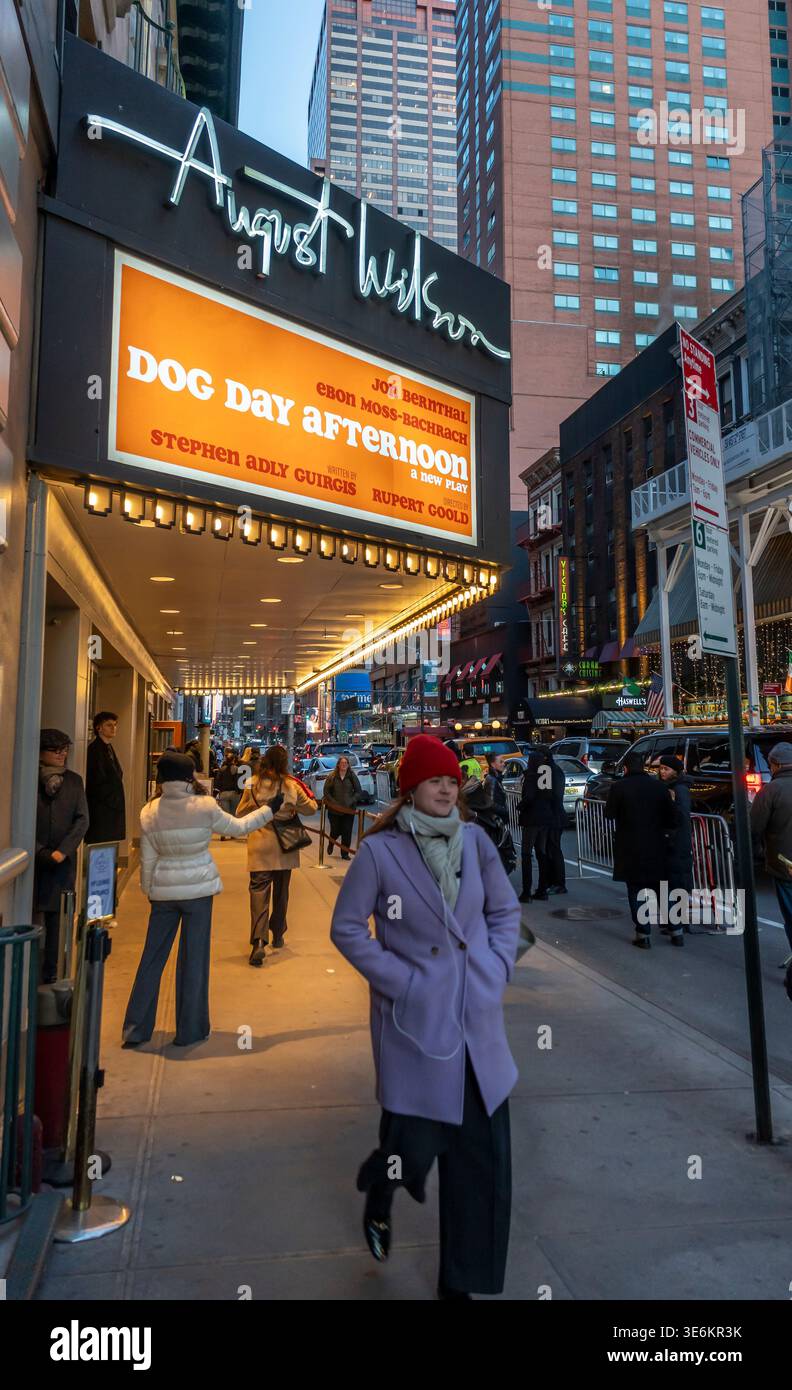 I teatri entrano nell'August Wilson Theatre a Broadway a New York mercoledì 18 marzo 2026 per una performance in anteprima di "Dog Day Afternoon", con Jon Bernthal ed Ebon Moss-Bachrach lo spettacolo, un adattamento del film omonimo, ha portato 1,06 milioni di dollari nelle sue prime sei esibizioni in anteprima. (© Richard B. Levine) Foto Stock
