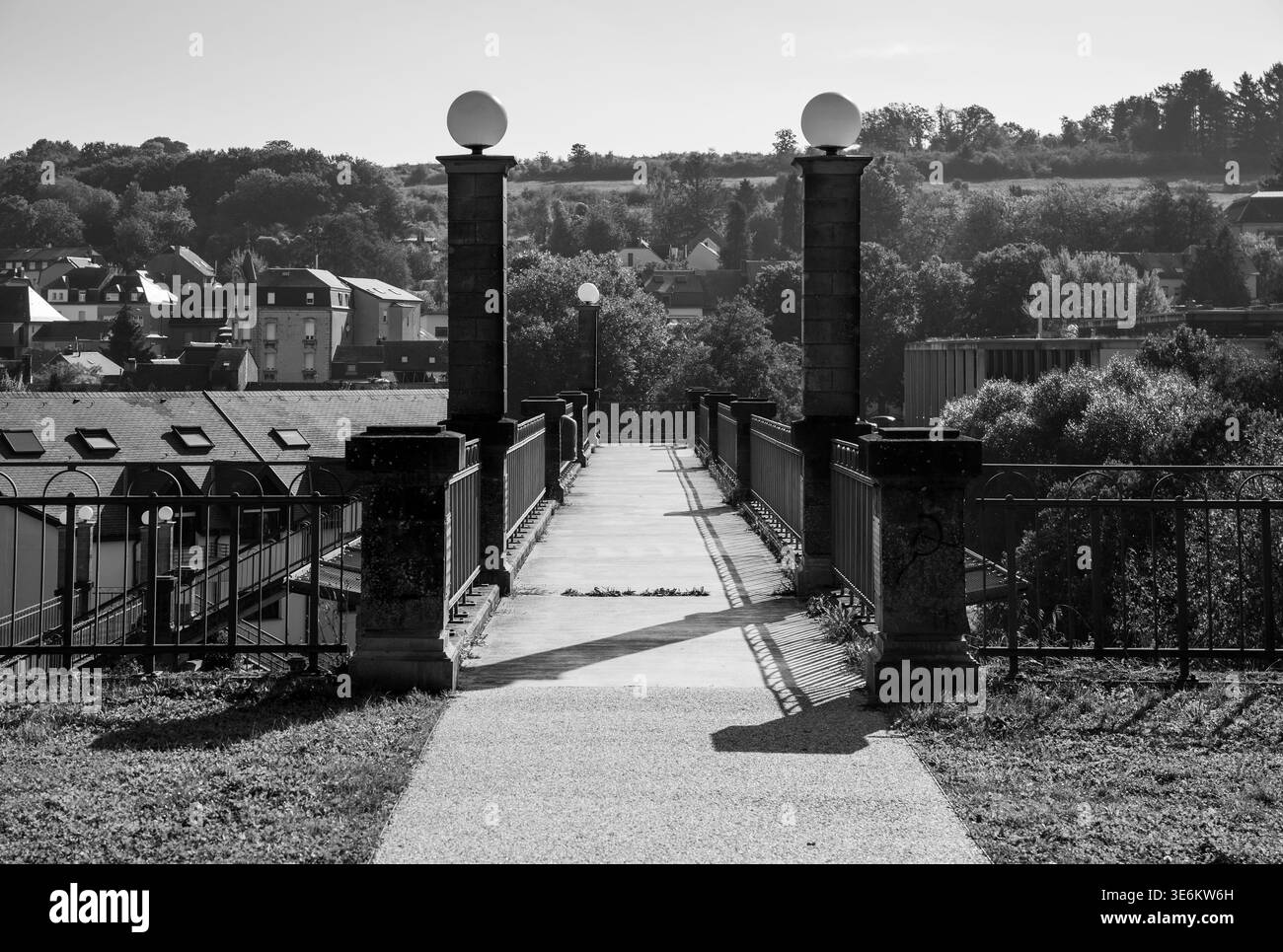 Lussemburgo, Dudelange, Pont Rue Tattenberg (passerella attraverso la linea ferroviaria) Foto Stock