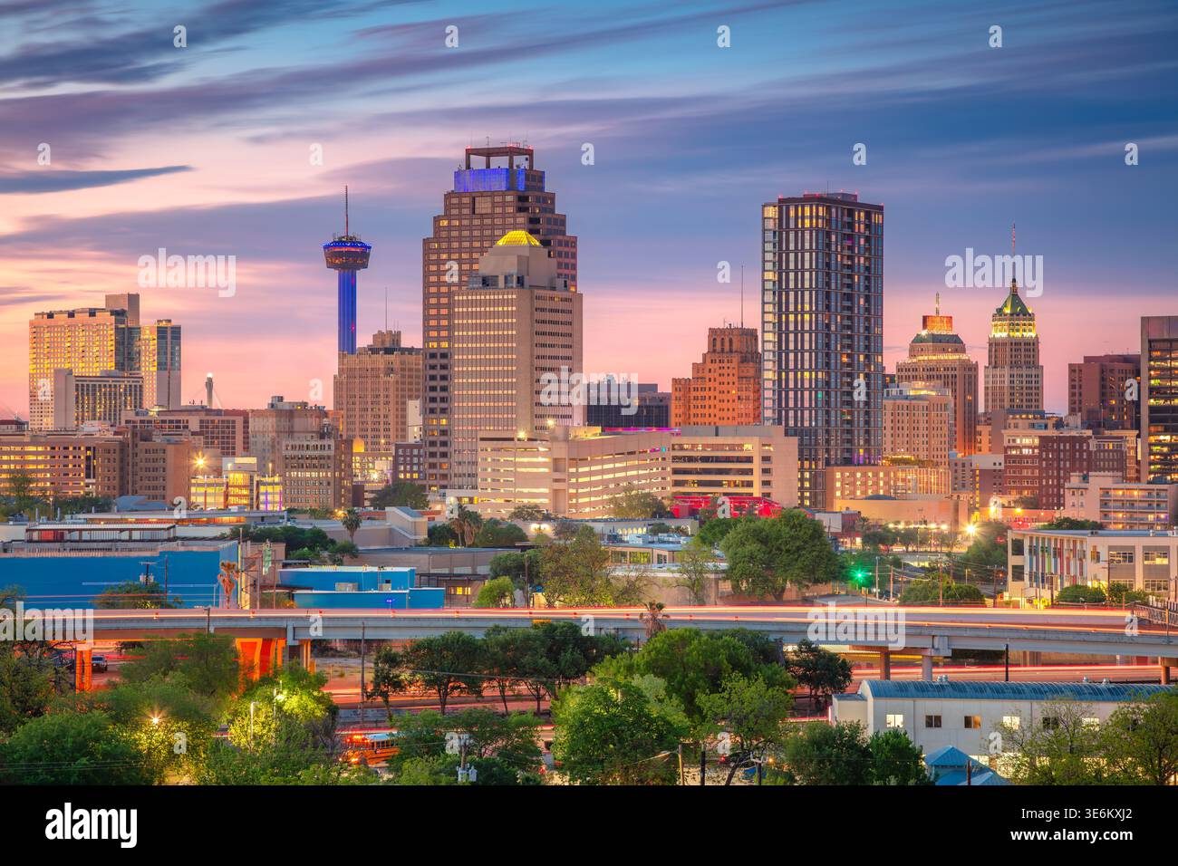 San Antonio, Texas, Stati Uniti. Immagine aerea del centro di San Antonio, Texas, all'alba di primavera. Foto Stock