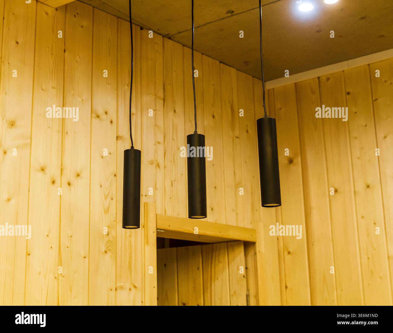 Lampade a sospensione cilindriche, moderne strutture architettoniche, Foto Stock