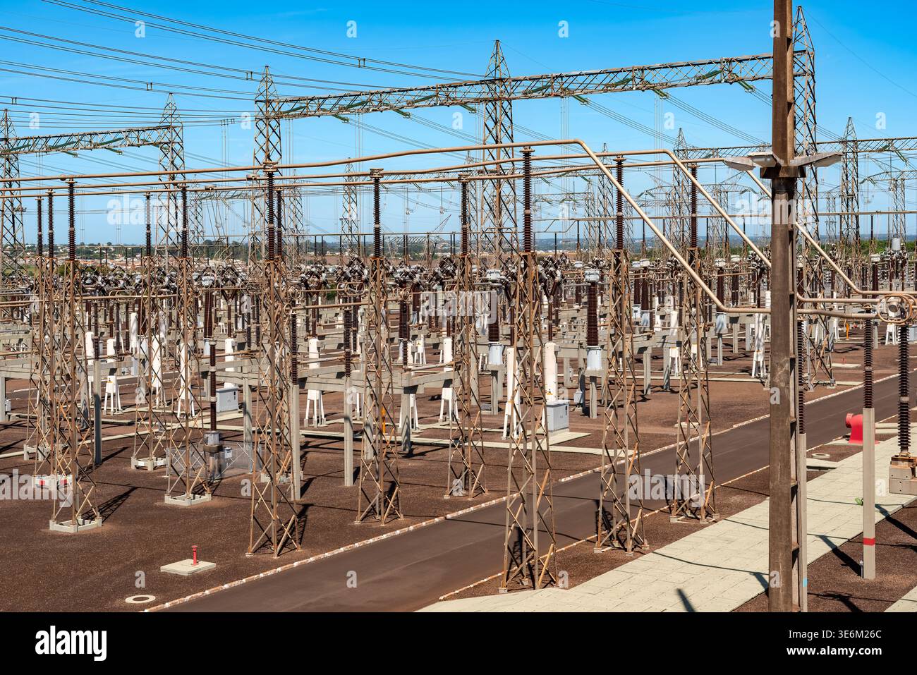 Una massiccia sottostazione elettrica ad alta tensione in Brasile dispone di un'ampia rete di torri in acciaio e linee elettriche sotto un cielo azzurro. Foto Stock