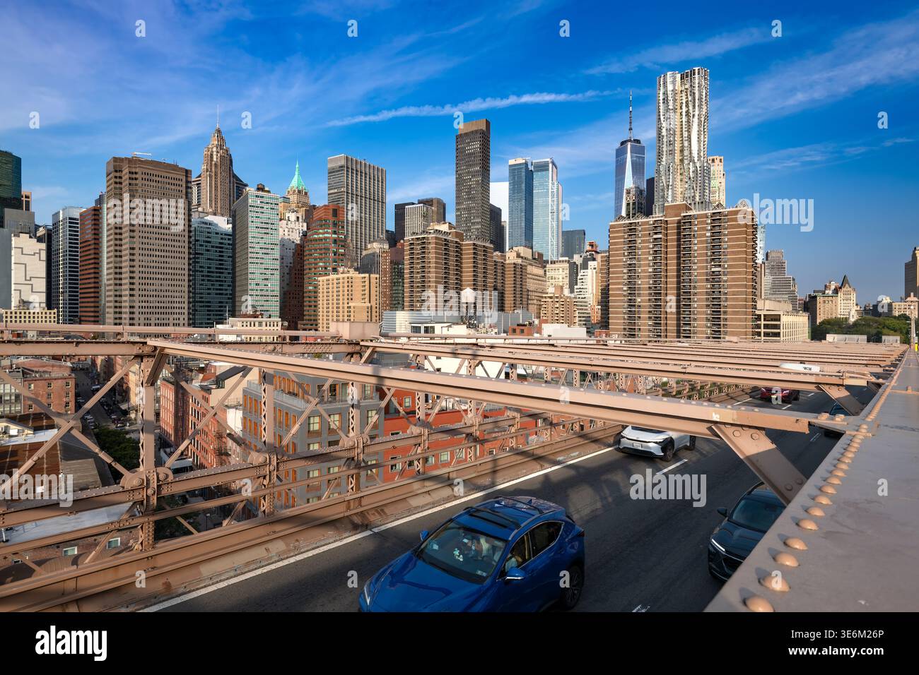 New York, New York, Stati Uniti - i veicoli attraversano la struttura in acciaio del ponte di Brooklyn Foto Stock