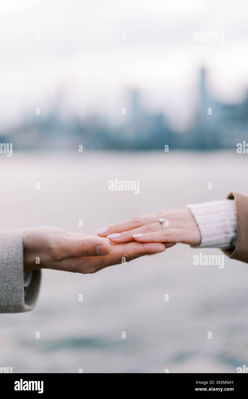 Le delicate punte delle dita trasmettono fiducia in un tranquillo scenario sul lungomare Foto Stock
