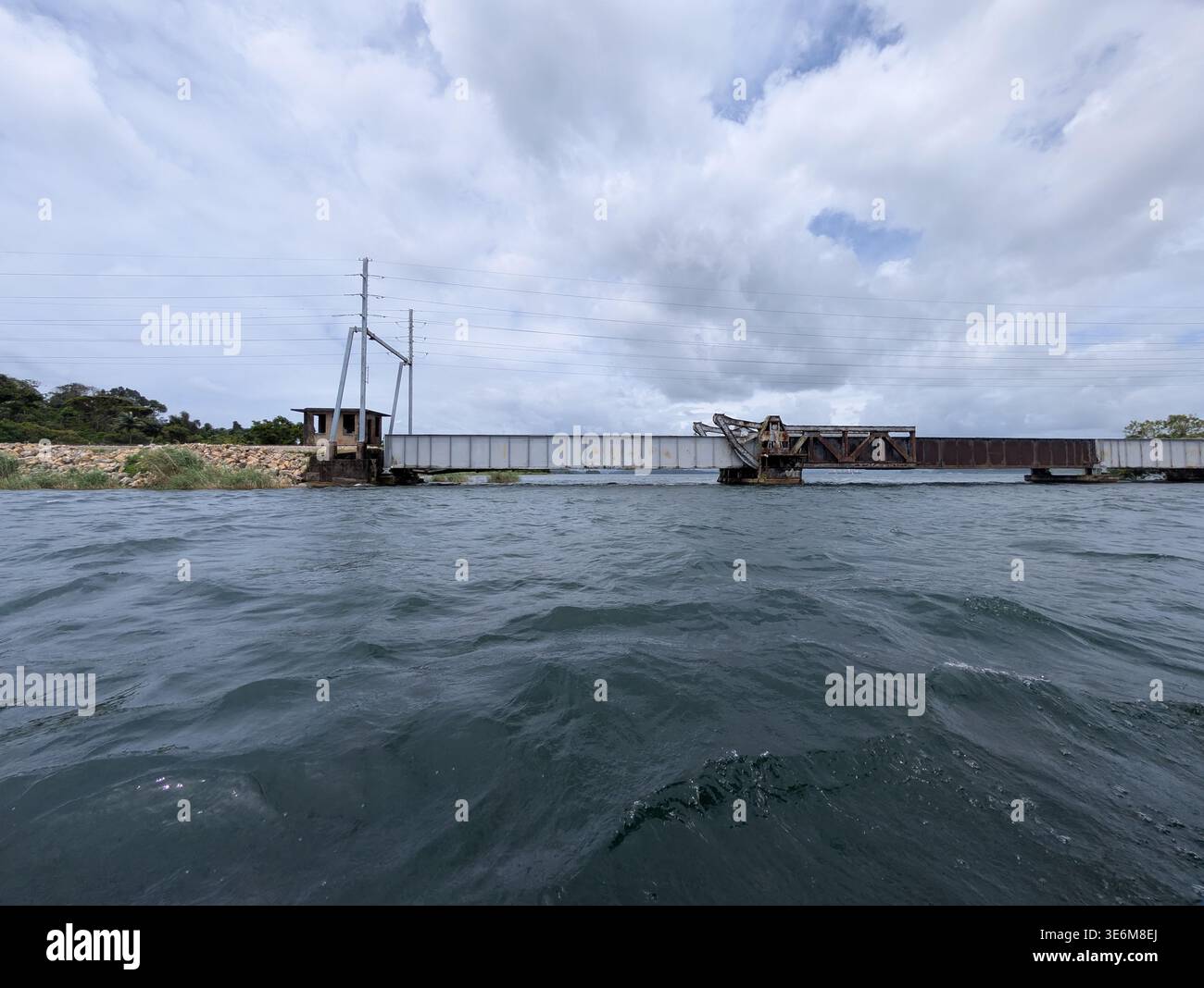 Un binario ferroviario attraversa parte del lago Gatun del Canale di Panama Foto Stock