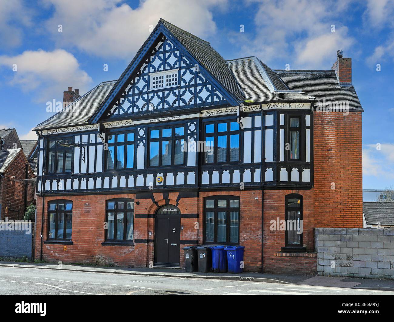 L'ex pub o pub Full Moon, ora trasformato in appartamenti, Newcastle-under-Lyme, Stoke-on-Trent, Staffordshire, Inghilterra, REGNO UNITO Foto Stock