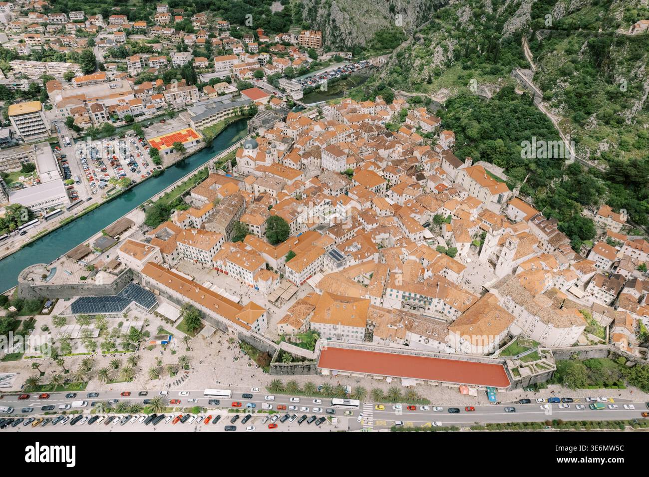 Pittoresca città costiera con strade tortuose e porticciolo Foto Stock