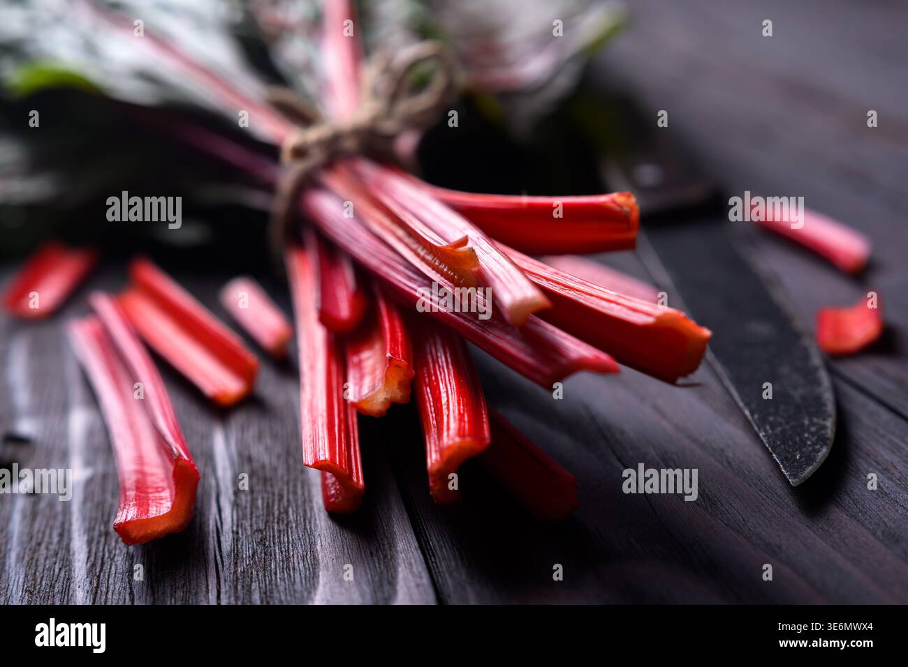 Cestino di bietole fresche svizzere con gambi rossi su una superficie in legno. Verdure a foglia sana e prodotti agricoli Foto Stock