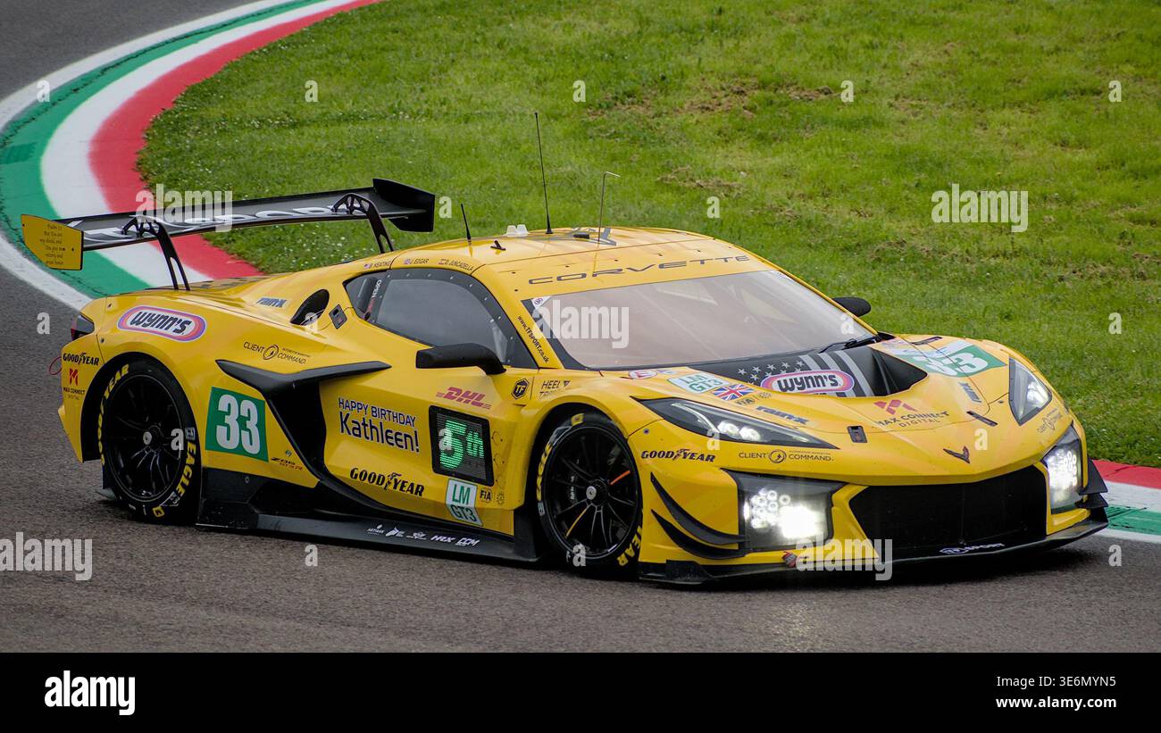 #33 TF Sport Corvette Z06 LMGT3.R che raggiunge l'apice all'angolo di Tosa. 2025 FIA WEC 6 ore di Imola Foto Stock