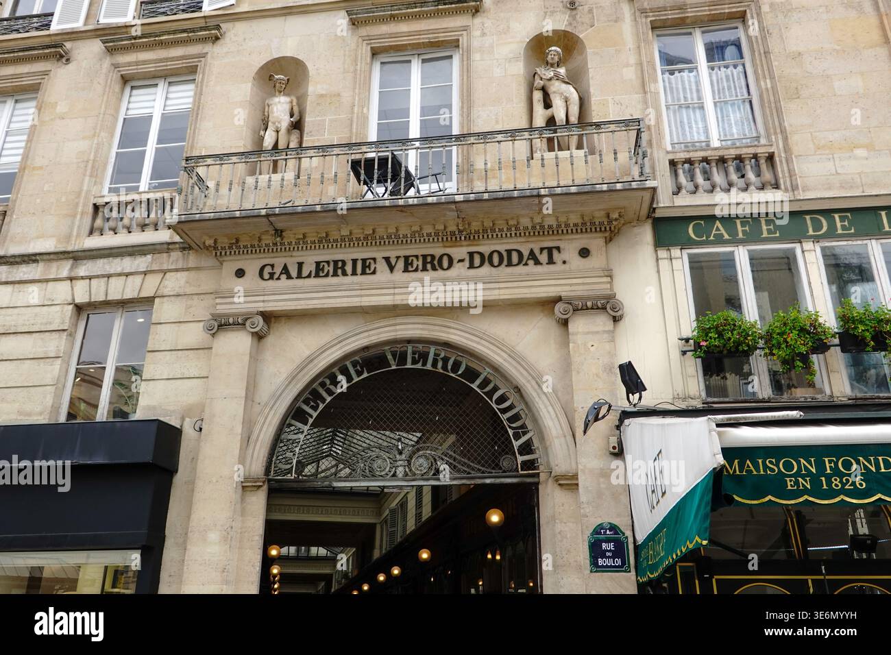 Ingresso alla Galerie Véro-Dodat, in Rue du Bouloi, nel 1° arrondissement, Parigi, Francia. Foto Stock