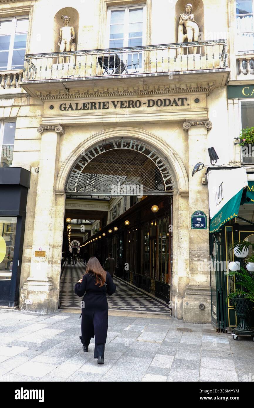 Persone all'interno dell'ingresso della Galerie Véro-Dodat, in Rue du Bouloi, nel 1° arrondissement, Parigi, Francia. Foto Stock