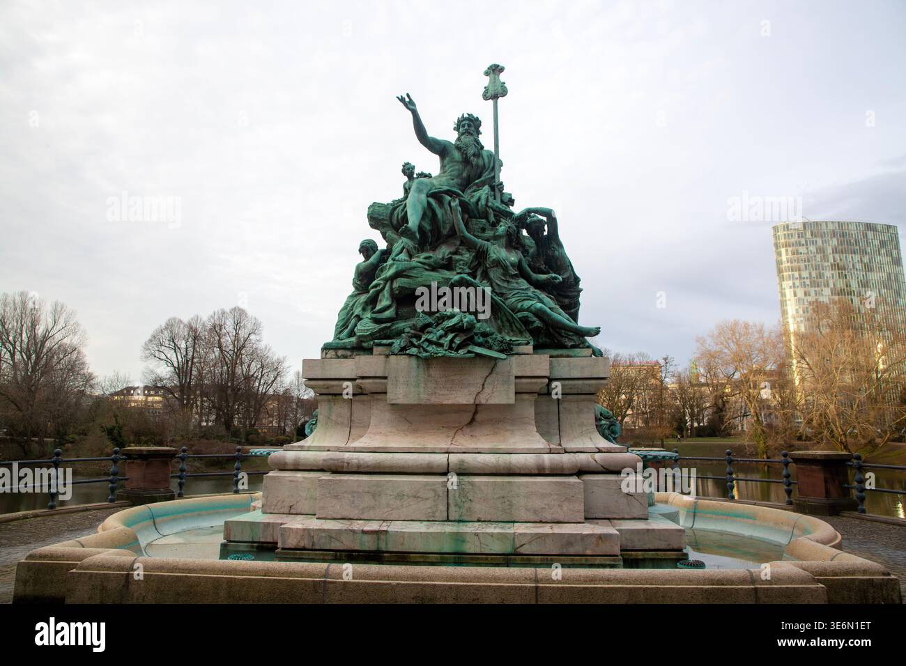 Padre Reno e le sue figlie scultura di bronzo con fontana a Dusseldorf Germania Foto Stock