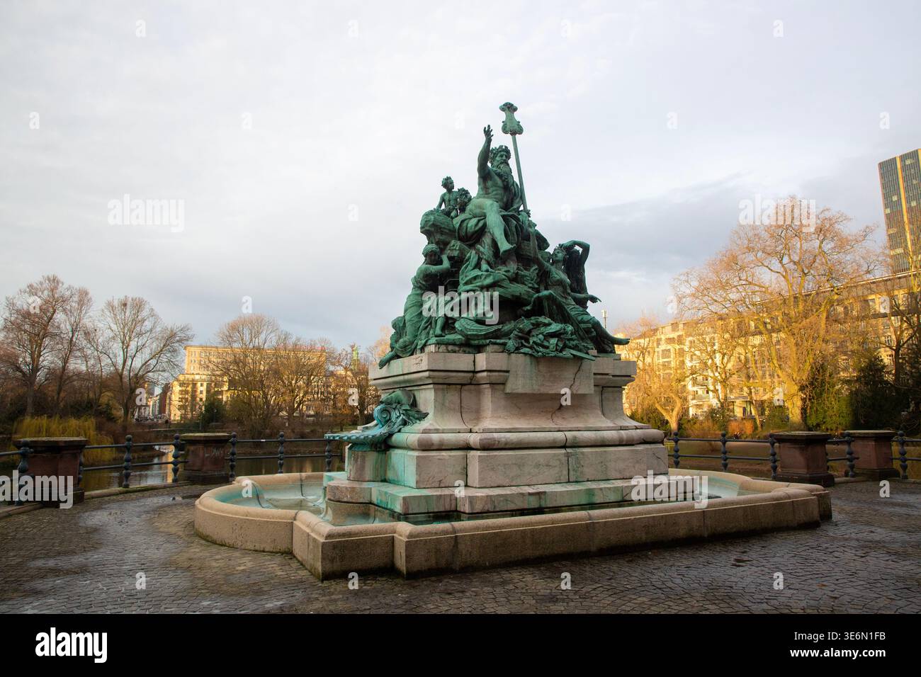 Padre Reno e le sue figlie scultura di bronzo con fontana a Dusseldorf Germania Foto Stock
