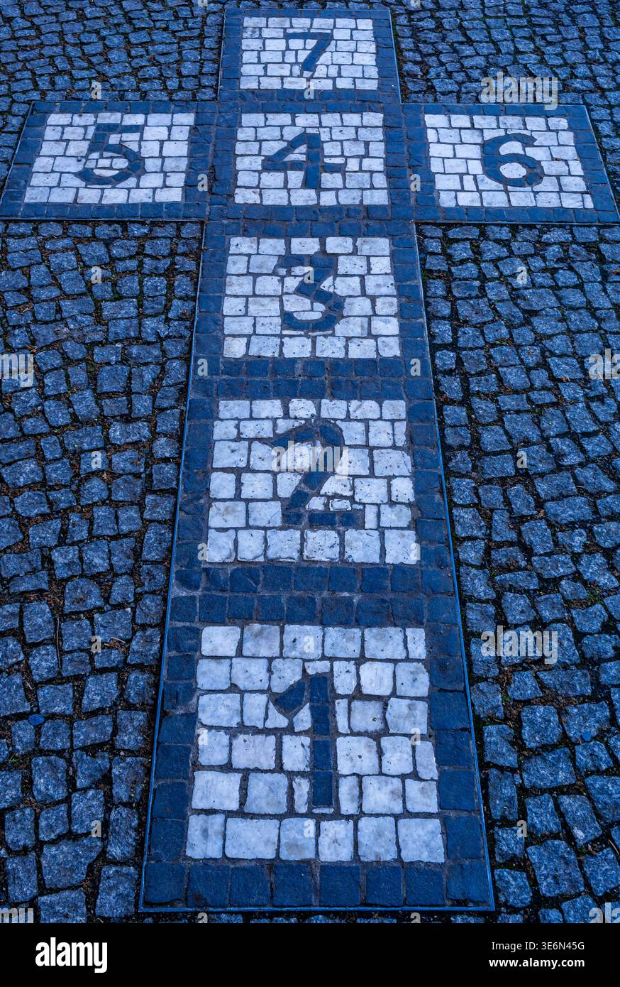 Schema dei numeri Hopscotch sul marciapiede urbano, gioco all'aperto per bambini. Hopscotch game, pattern, gioca, gioco per bambini, infanzia, bambini, strada, divertimento. Foto Stock