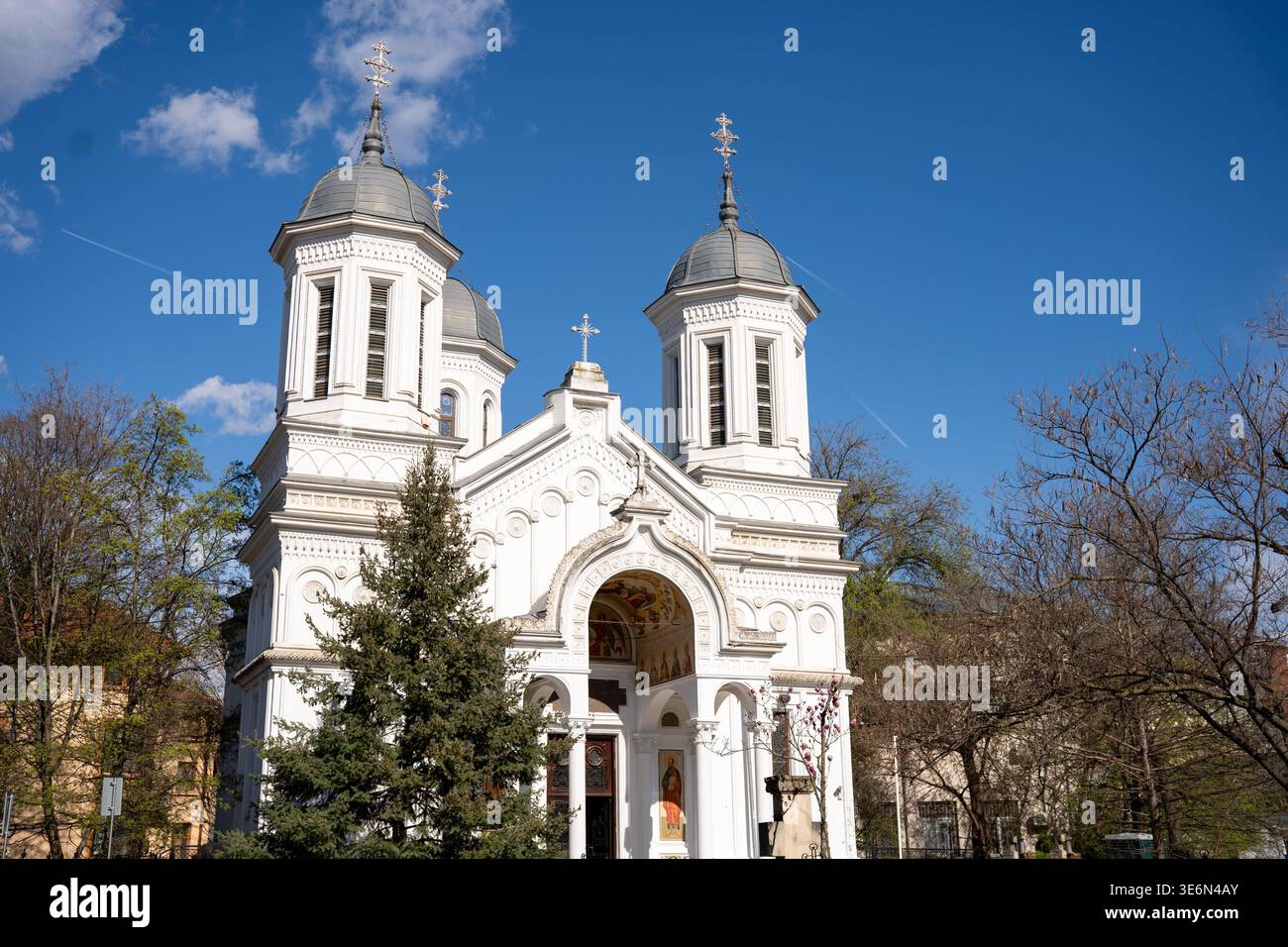 I credenti cristiani ortodossi partecipano ai servizi divini del lunedì Santo, primo giorno della settimana Santa. Foto Stock