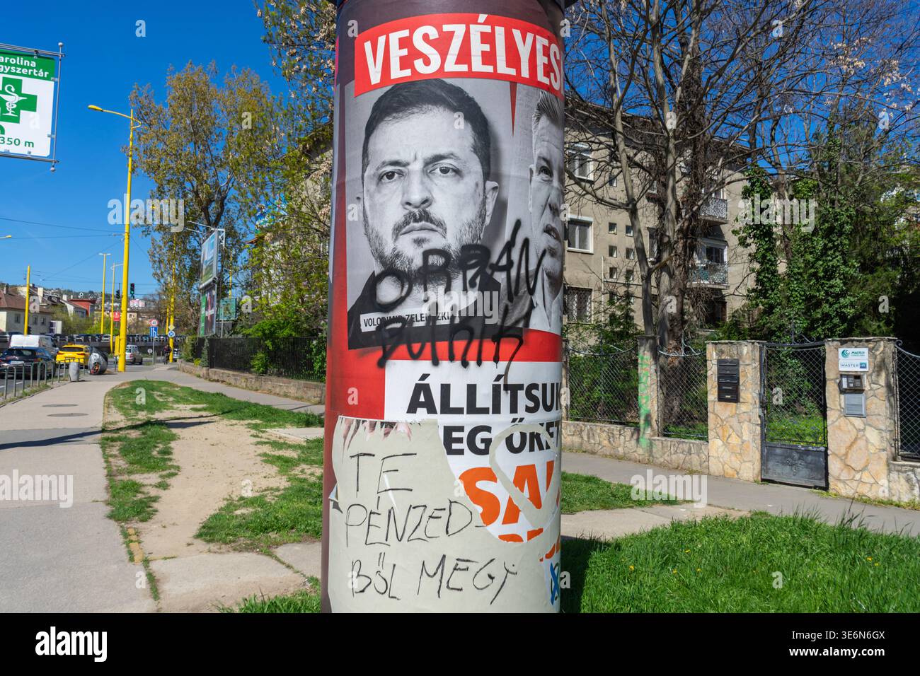 Poster della campagna politica ungherese etichettato "pericoloso" con graffiti scritti a mano che criticano Orbán. Foto Stock