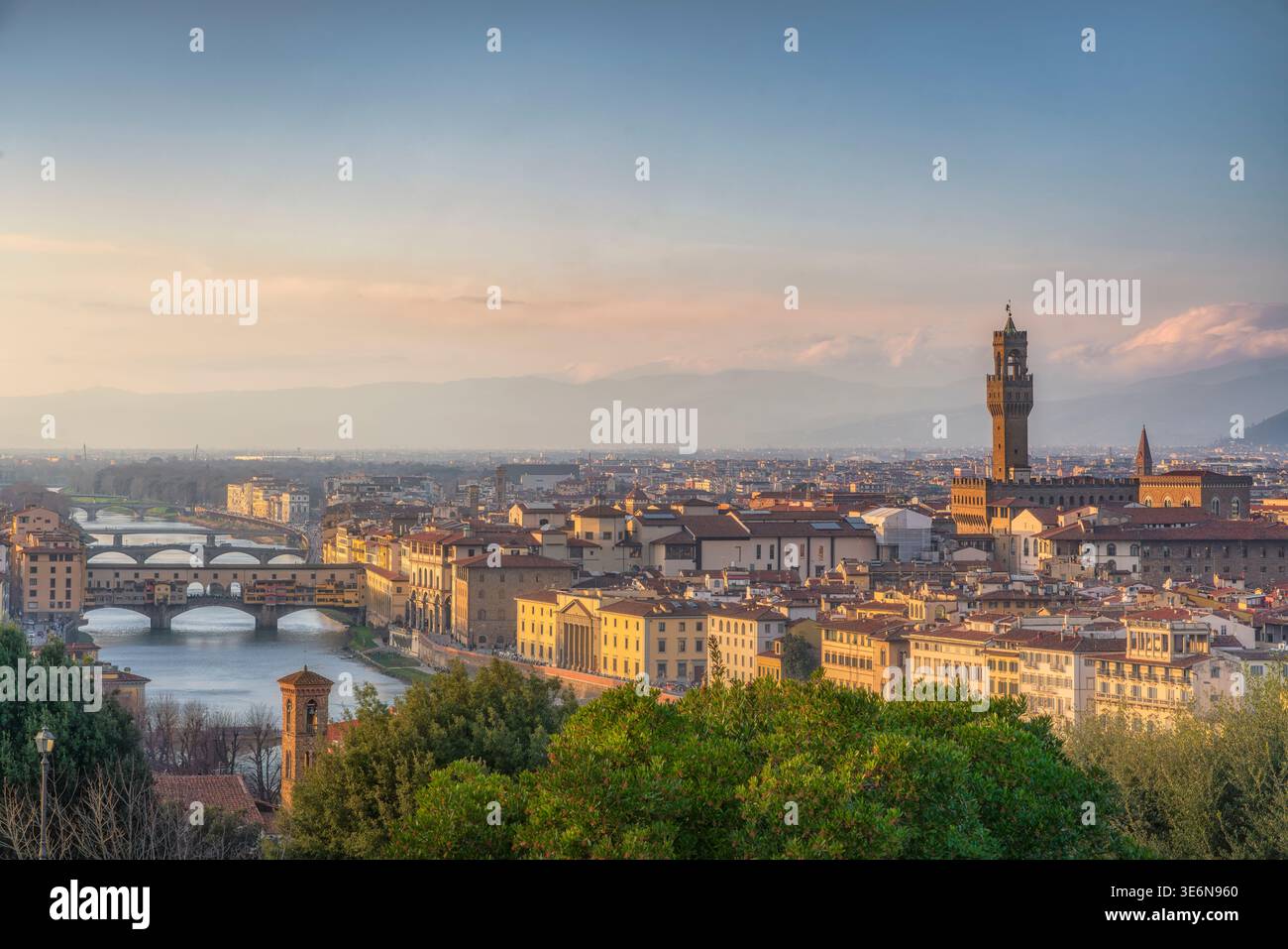 Vista panoramica di Firenze, Firenze, da Piazzale Michelangelo al tramonto. Luoghi di interesse iconici, tra cui Ponte Vecchio, Palazzo Vecchio e l'Arno Riv Foto Stock
