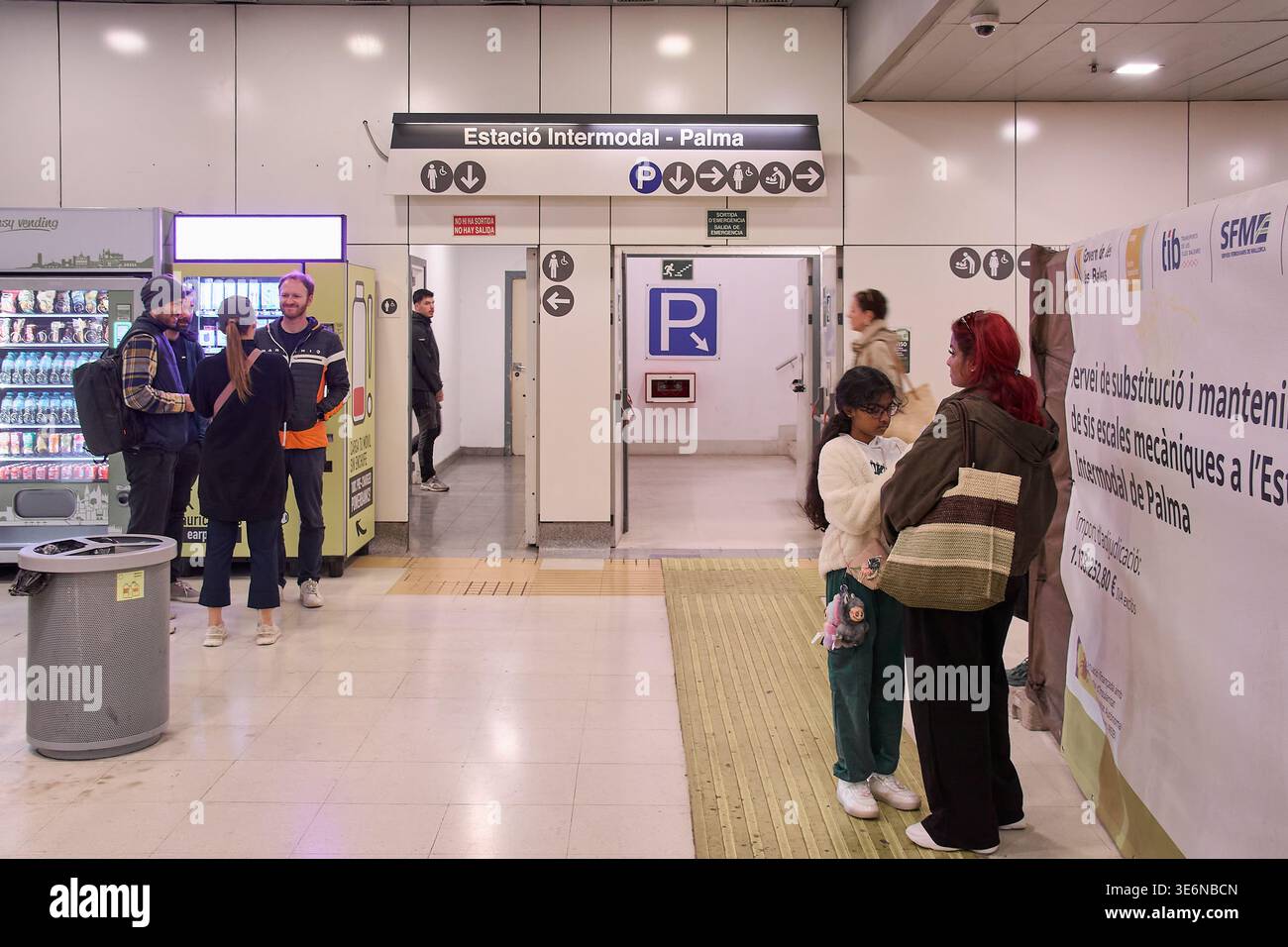 Maiorca. Spagna - 07 aprile 2026: I passeggeri si trovano vicino alla segnaletica e ai distributori automatici all'Estacio Intermodal di Palma. Logo per TIB, SFM e govern de Foto Stock