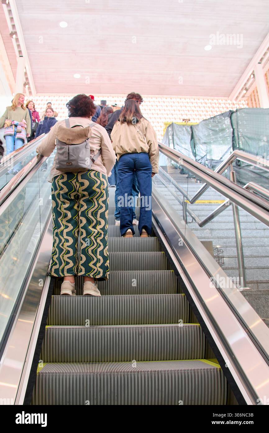 Maiorca. Spagna - 07 aprile 2026: Persone in sella a una scala mobile dalle piattaforme della stazione intermodale di Palma. I pendolari con zaini passano da Foto Stock