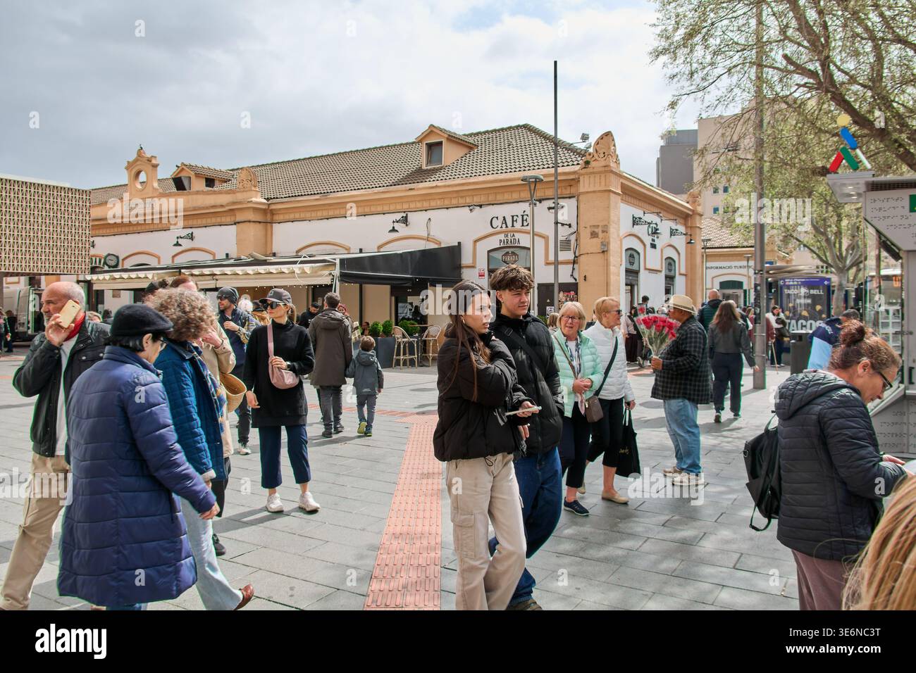 Maiorca. Spagna - 07 aprile 2026: Turisti e gente del posto camminano attraverso Plaza de Espana vicino all'Estacio Intermodal di Palma. Il Cafe de la Parada e. Foto Stock