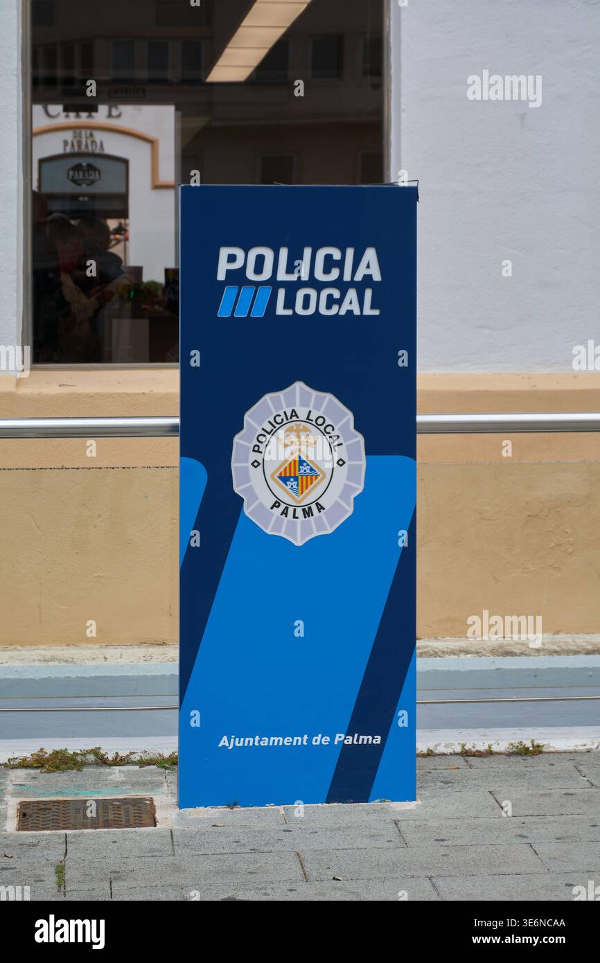 Maiorca. Spagna - 07 aprile 2026: Totem ufficiale di informazione blu per la Policia Local de Palma con scudo municipale e Ajuntament de Foto Stock