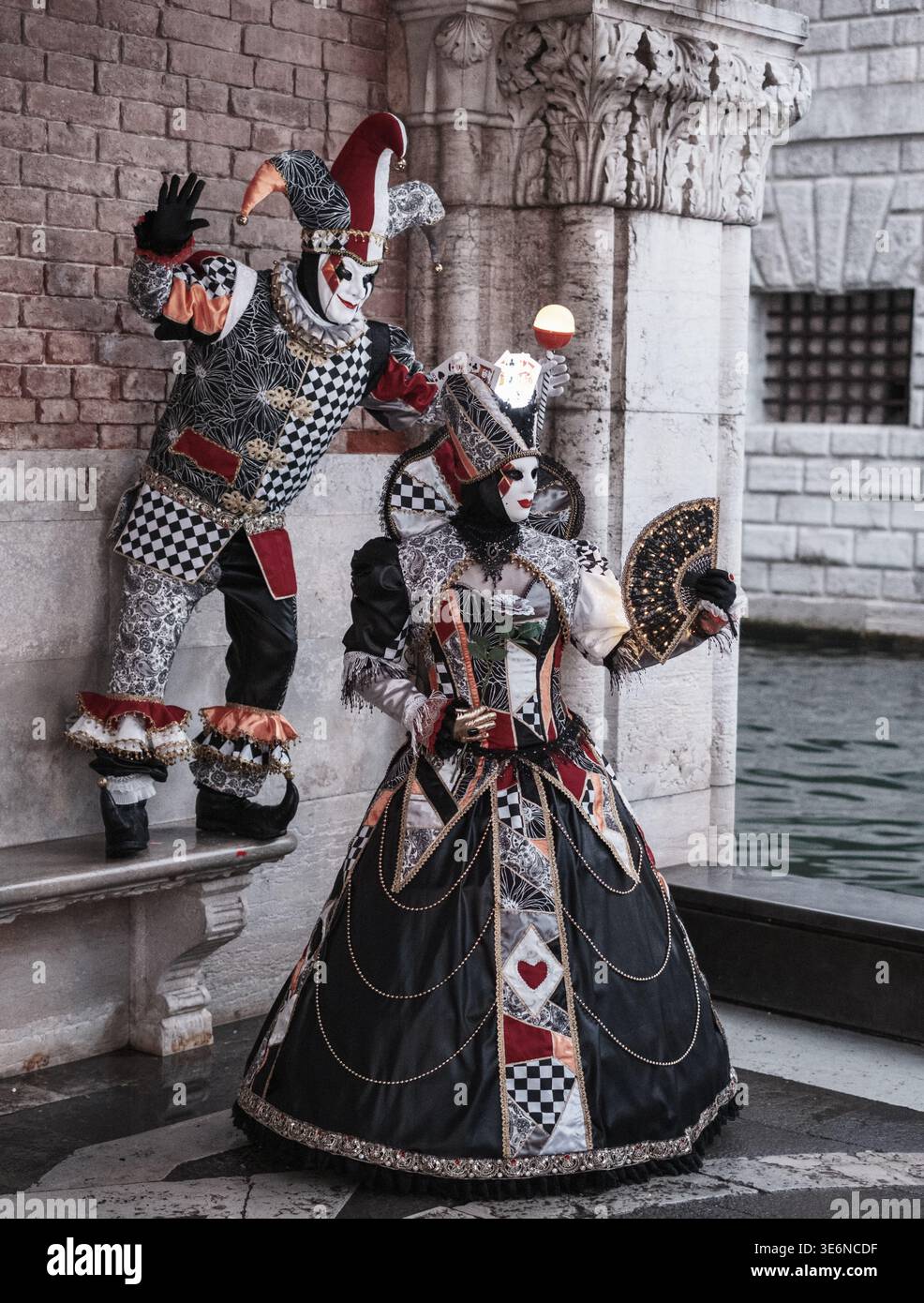 Durante l'annuale Carnevale di Venezia, in Italia, febbraio 2026, i visitatori mascherati in costume ornato fatto a mano per la macchina fotografica. Foto Stock
