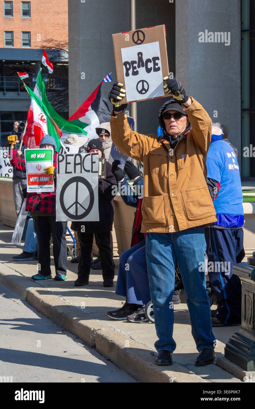 Detroit, Michigan, Stati Uniti. 7 aprile 2026. Le persone si radunano al Federal Building per protestare contro la minaccia del presidente Trump di bombardare tutti i ponti e le centrali elettriche in Iran. Trump ha detto che spazzerà via un'intera civiltà se l'Iran non accetterà di riaprire lo stretto di Hormuz. Crediti: Jim West/Alamy Live News Foto Stock