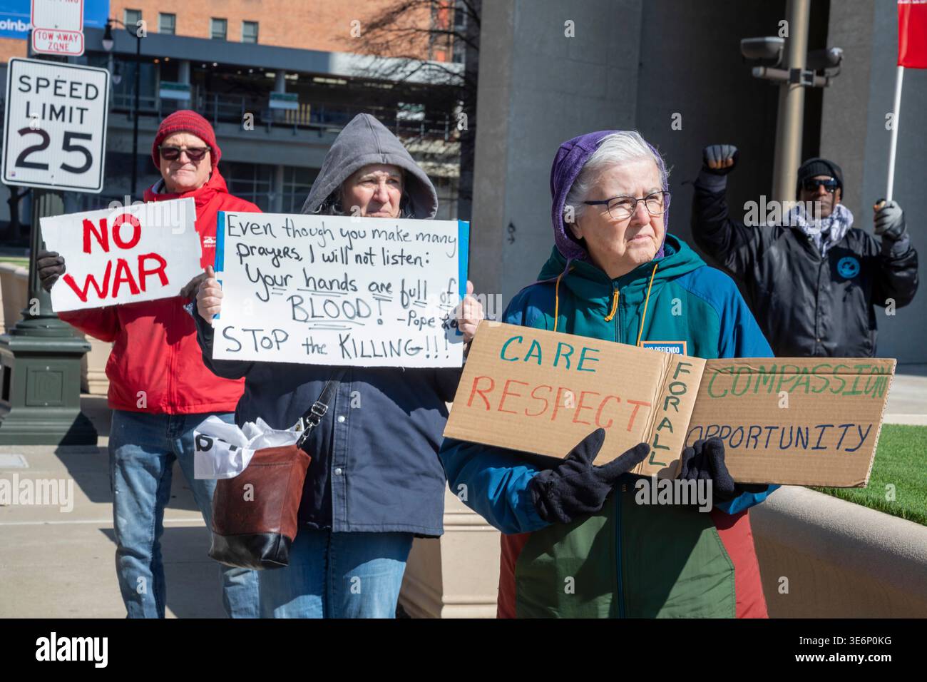 Detroit, Michigan, Stati Uniti. 7 aprile 2026. Le persone si radunano al Federal Building per protestare contro la minaccia del presidente Trump di bombardare tutti i ponti e le centrali elettriche in Iran. Trump ha detto che spazzerà via un'intera civiltà se l'Iran non accetterà di riaprire lo stretto di Hormuz. Crediti: Jim West/Alamy Live News Foto Stock