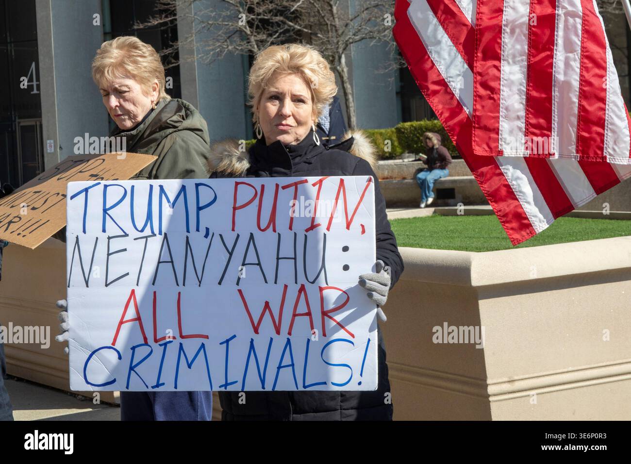 Detroit, Michigan, Stati Uniti. 7 aprile 2026. Le persone si radunano al Federal Building per protestare contro la minaccia del presidente Trump di bombardare tutti i ponti e le centrali elettriche in Iran. Trump ha detto che spazzerà via un'intera civiltà se l'Iran non accetterà di riaprire lo stretto di Hormuz. Crediti: Jim West/Alamy Live News Foto Stock