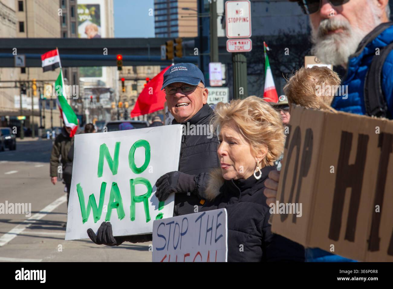Detroit, Michigan, Stati Uniti. 7 aprile 2026. Le persone si radunano al Federal Building per protestare contro la minaccia del presidente Trump di bombardare tutti i ponti e le centrali elettriche in Iran. Trump ha detto che spazzerà via un'intera civiltà se l'Iran non accetterà di riaprire lo stretto di Hormuz. Crediti: Jim West/Alamy Live News Foto Stock