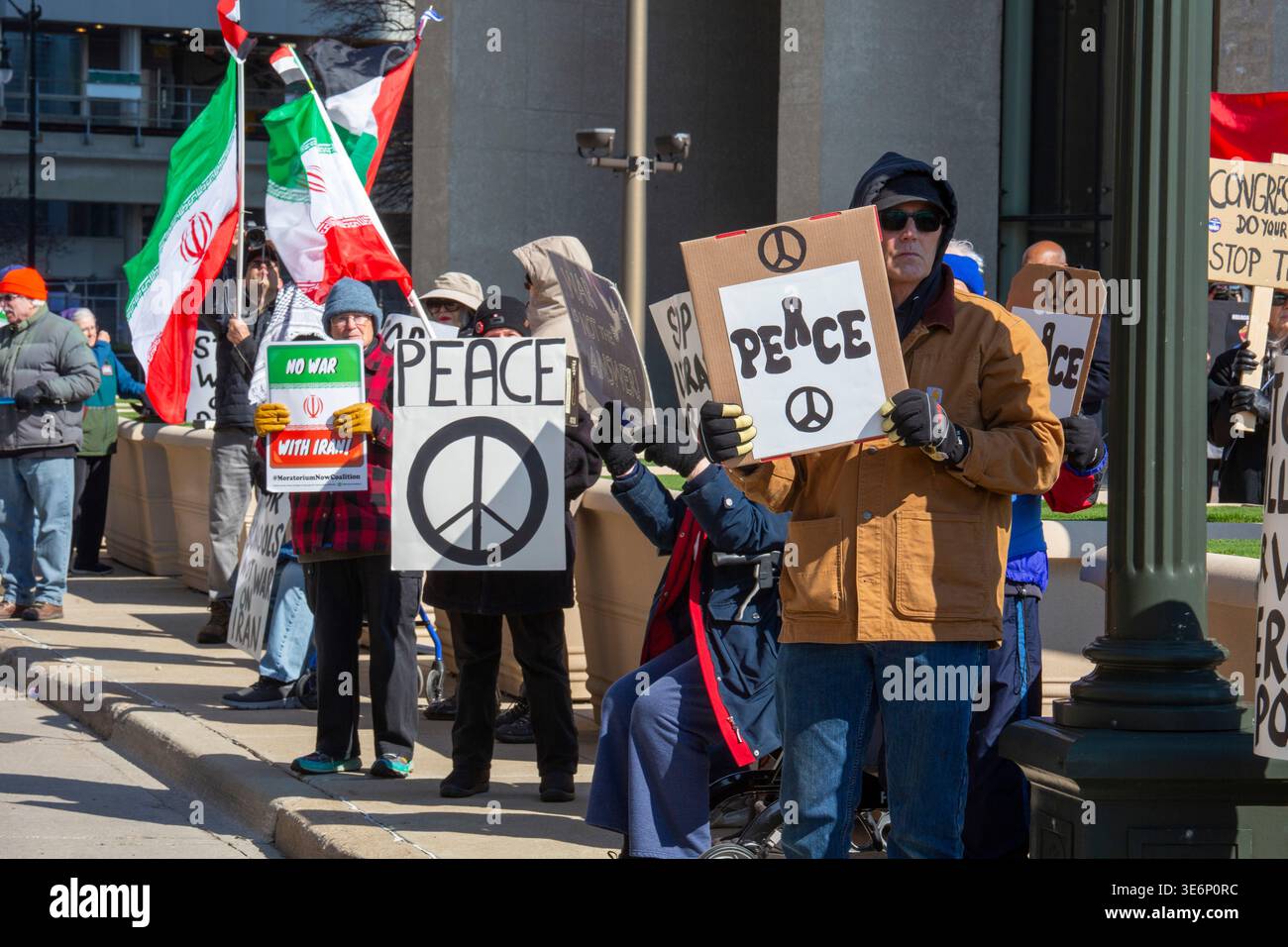 Detroit, Michigan, Stati Uniti. 7 aprile 2026. Le persone si radunano al Federal Building per protestare contro la minaccia del presidente Trump di bombardare tutti i ponti e le centrali elettriche in Iran. Trump ha detto che spazzerà via un'intera civiltà se l'Iran non accetterà di riaprire lo stretto di Hormuz. Crediti: Jim West/Alamy Live News Foto Stock