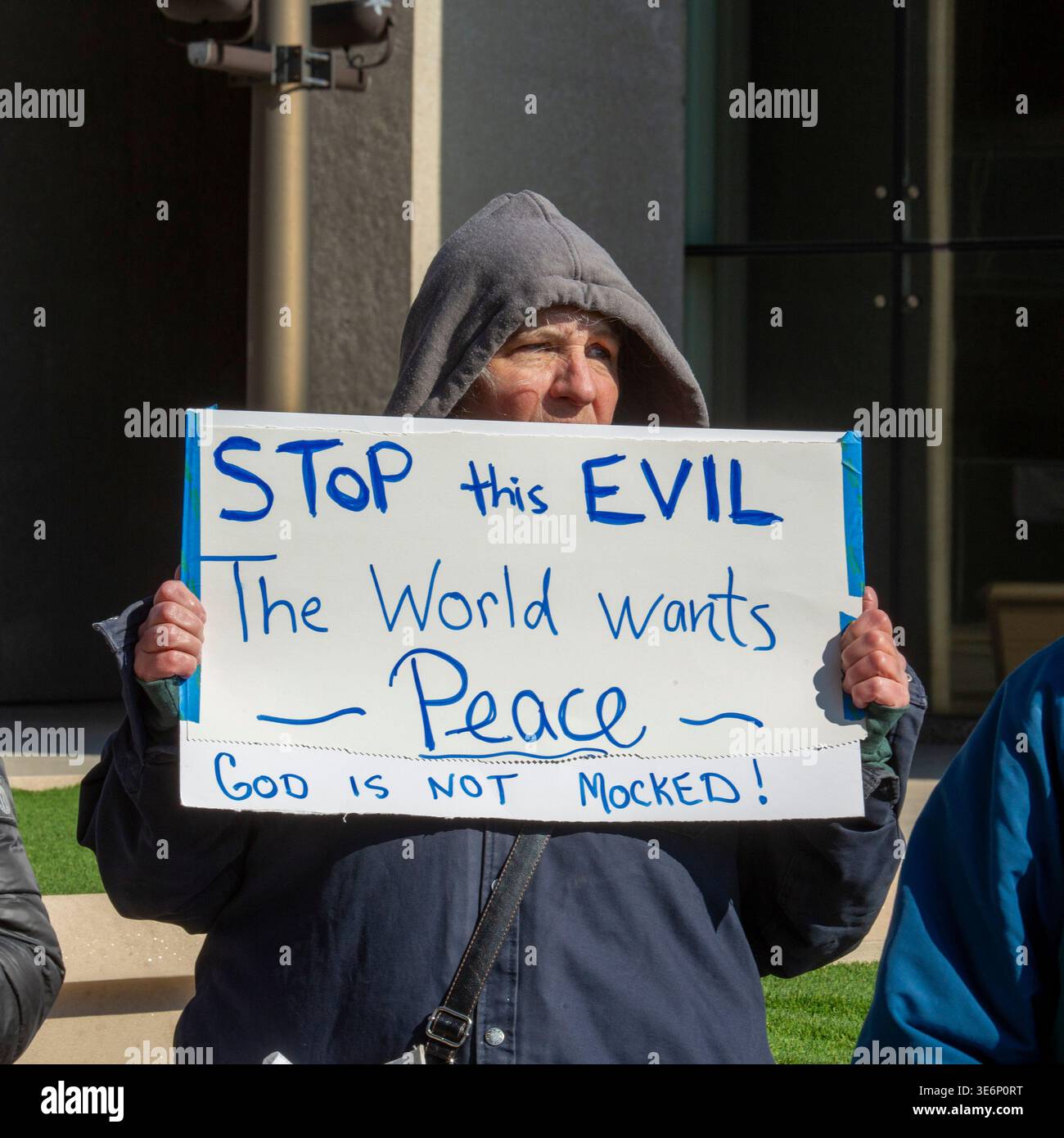 Detroit, Michigan, Stati Uniti. 7 aprile 2026. Le persone si radunano al Federal Building per protestare contro la minaccia del presidente Trump di bombardare tutti i ponti e le centrali elettriche in Iran. Trump ha detto che spazzerà via un'intera civiltà se l'Iran non accetterà di riaprire lo stretto di Hormuz. Crediti: Jim West/Alamy Live News Foto Stock