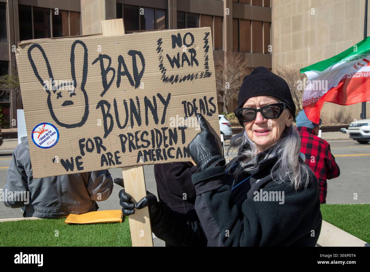 Detroit, Michigan, Stati Uniti. 7 aprile 2026. Le persone si radunano al Federal Building per protestare contro la minaccia del presidente Trump di bombardare tutti i ponti e le centrali elettriche in Iran. Trump ha detto che spazzerà via un'intera civiltà se l'Iran non accetterà di riaprire lo stretto di Hormuz. Crediti: Jim West/Alamy Live News Foto Stock