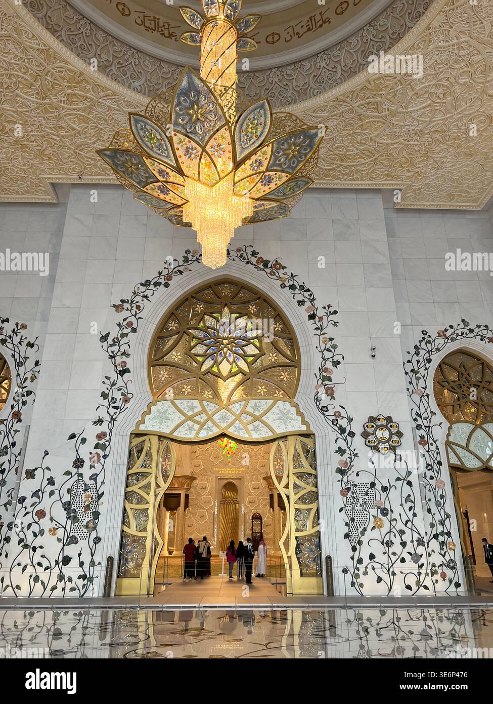 Ingresso interno decorato e lampadario alla grande Moschea Sheikh Zayed di Abu Dhabi, Emirati Arabi Uniti. - Immagine stock catturata con smartphone