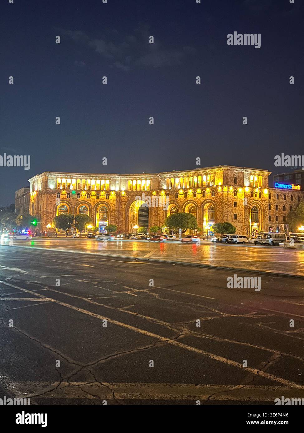 Casa del governo n. 2 in Piazza della Repubblica illuminata di notte a Erevan, Armenia. - Immagine stock catturata con smartphone