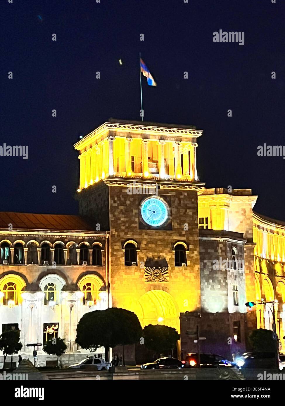 La torre dell'orologio numero 1 di Palazzo del governo in Piazza della Repubblica di notte a Erevan, Armenia. - Immagine stock catturata con smartphone